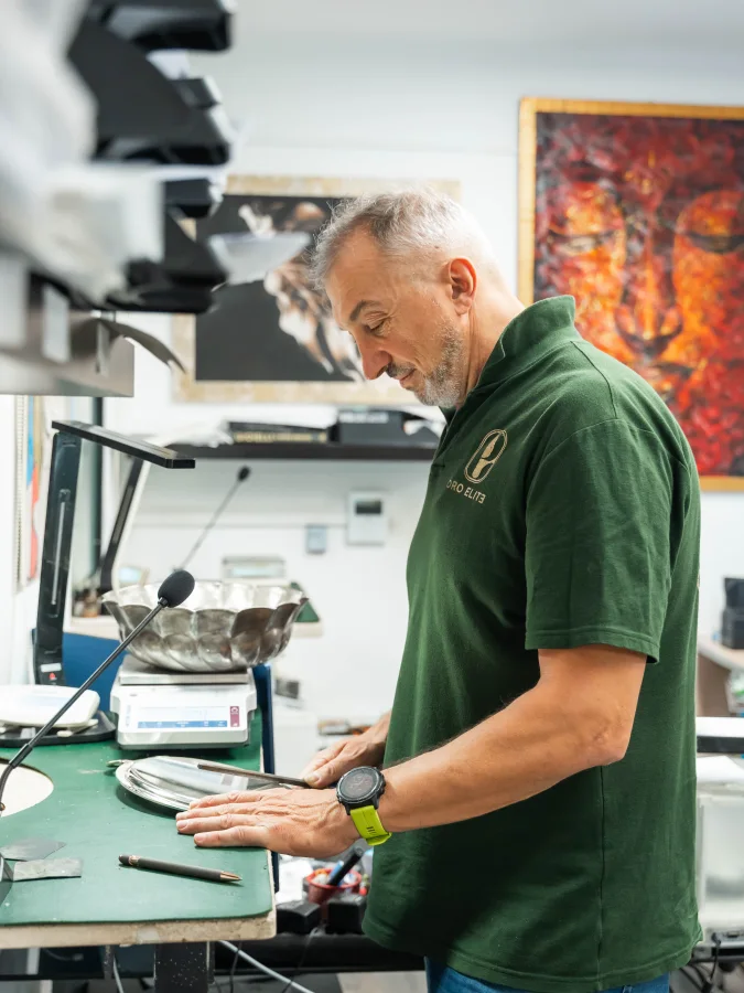 Mirko al lavoro nel laboratorio OroElite